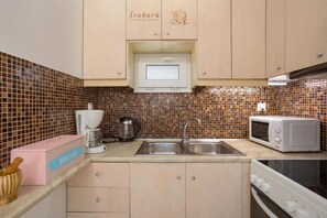 Jääkaappi, mikroaaltouuni, uuni, liesi