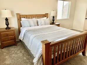 6 bedrooms, desk, iron/ironing board, travel cot