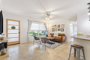 Smart TV, caminetto, tavolo da ping pong, libri