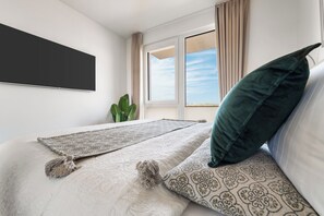 2 bedrooms, iron/ironing board, free WiFi - "BeachLoungeTwo" vacation apartment on the beach with sun terrace, sauna & sea view (Olpenitz)