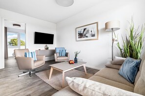 Tv, eldstad och en stereo