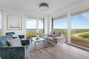 TV, fireplace, stereo - "BeachLoungeFour" vacation apartment on the beach with sun terrace, sauna & sea view (Olpenitz)