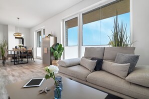 TV, fireplace, stereo - "BeachTerraceThree" vacation apartment on the beach: sun terrace, sauna & sea view (Olpenitz)