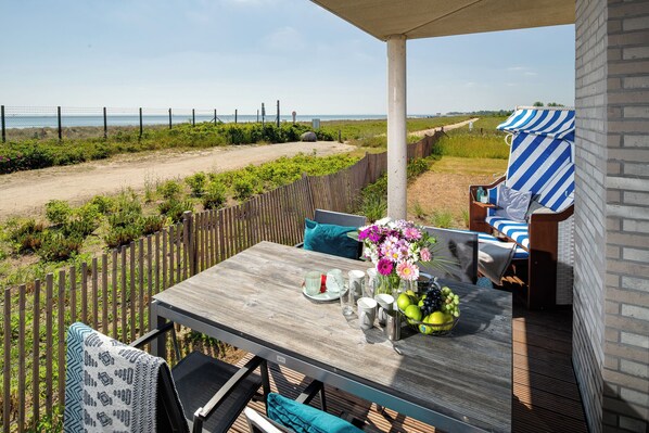 Outdoor dining - "BeachTerraceFour" vacation apartment on the beach with sun terrace, sauna & sea view (Olpenitz)