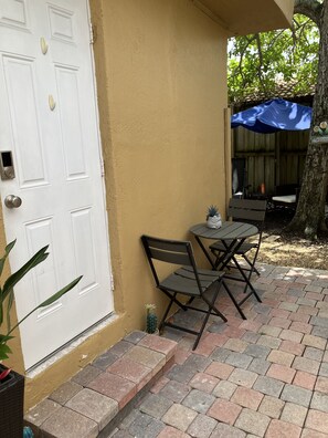 Outdoor dining - Studio 1/2 mile from coral gables (Miami)