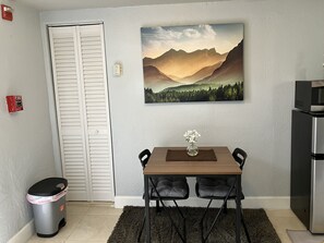 Dining - Studio 1/2 mile from coral gables (Miami)