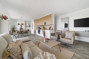 TV, fireplace, stereo - "BeachWaveTwo": Holiday apartment right on the beach with sauna, balcony & Baltic Sea view (Olpenitz)