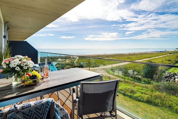 Outdoor dining - "BeachWaveThree": Holiday apartment right on the beach with sauna, balcony & Baltic Sea view (Olpenitz)