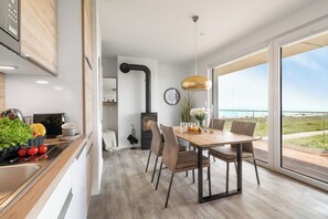 Dining - "BeachWaveThree": Holiday apartment right on the beach with sauna, balcony & Baltic Sea view (Olpenitz)