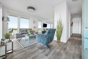 TV, fireplace, stereo