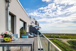 Outdoor dining - "BeachViewOne": Holiday apartment right on the beach with sauna, balcony & Baltic Sea view (Olpenitz)
