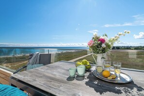 Outdoor dining - "BeachViewThree": Holiday apartment right on the beach with sauna, balcony & Baltic Sea view (Olpenitz)