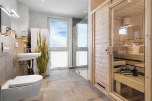 Shower, hair dryer - "BeachViewThree": Holiday apartment right on the beach with sauna, balcony & Baltic Sea view (Olpenitz)
