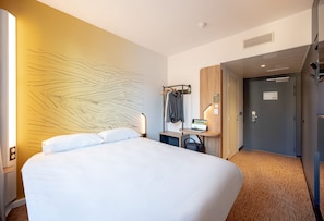 Schreibtisch, Verdunkelungsvorhänge, schallisolierte Zimmer