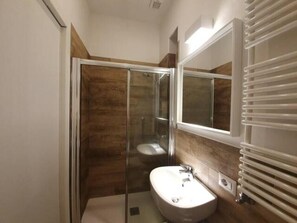 Dusche, kostenlose Toilettenartikel, Haartrockner, Bidet