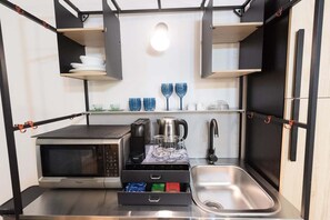 Réfrigérateur, micro-ondes, cafetière/bouilloire, bouilloire électrique