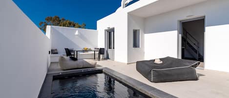 Piscine extérieure, parasols de plage, chaises longues