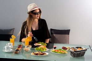 Petit déjeuner buffet servi tous les jours en supplément