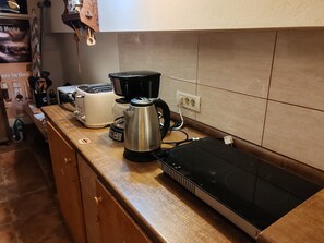 Kühlschrank, Mikrowelle, Herdplatte, Wasserkocher mit Kaffee-/Teezubehör