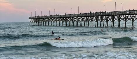 بالقرب من الشاطئ، كراسي للتشمس، مناشف للشاطئ