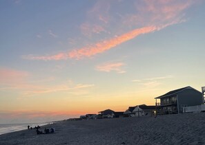 Playa en los alrededores, camastros y toallas de playa 