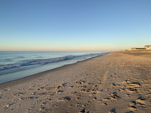 Plage à proximité, chaises longues, serviettes de plage