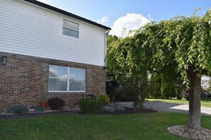 Property grounds - Serene 2BR: Near-Town Convenience Meets Nature Getaway, Ideal for All Travelers (Nashport)