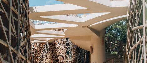 Una estructura arquitectónica moderna con un diseño geométrico único, que presenta una cúpula central y espacios abiertos con luz natural.