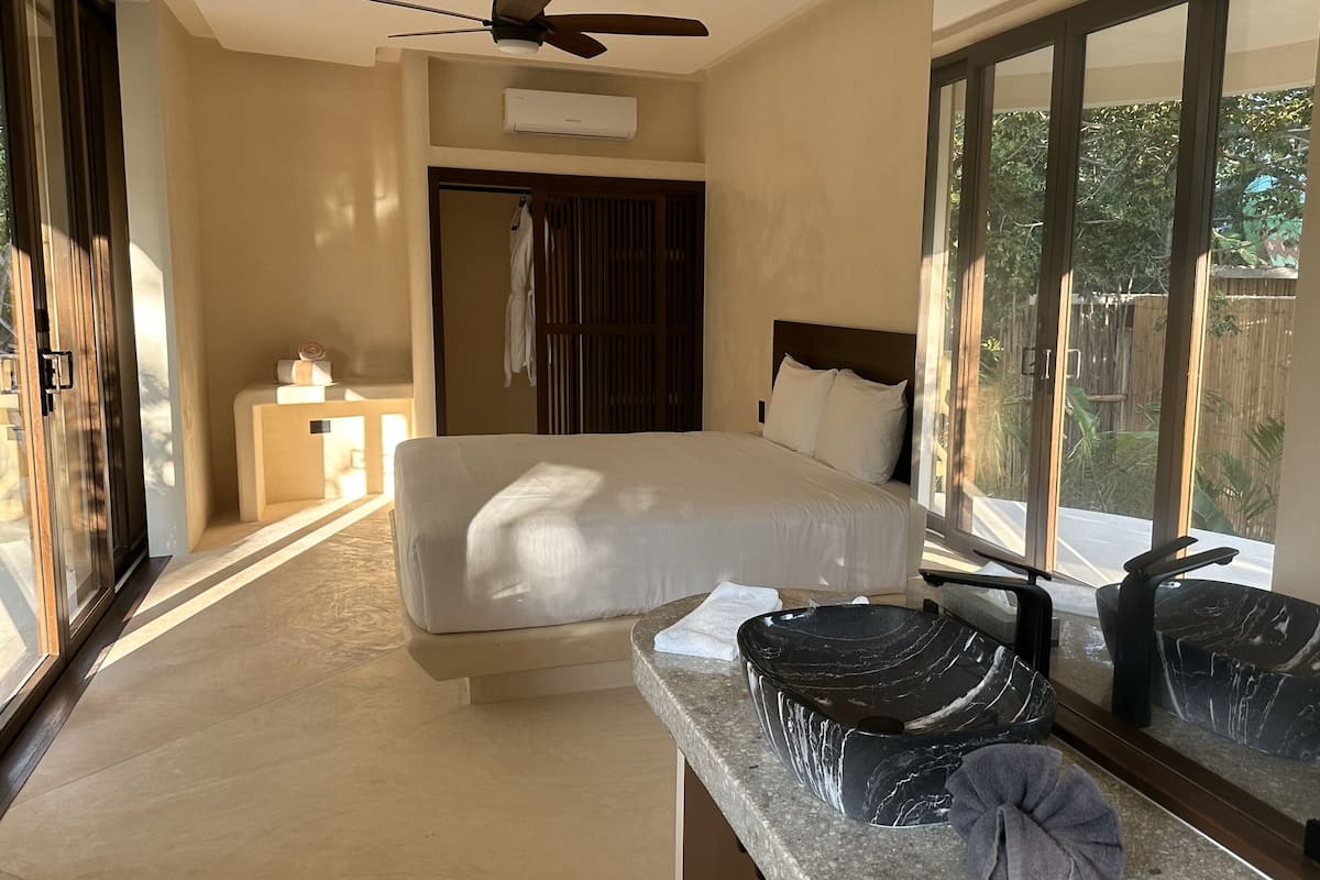 Panoramic Suite | Minibar, in-room safe, laptop workspace, blackout curtains