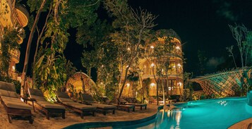 Piscina externa, funciona das 8h às 23h, guarda-sóis, espreguiçadeiras
