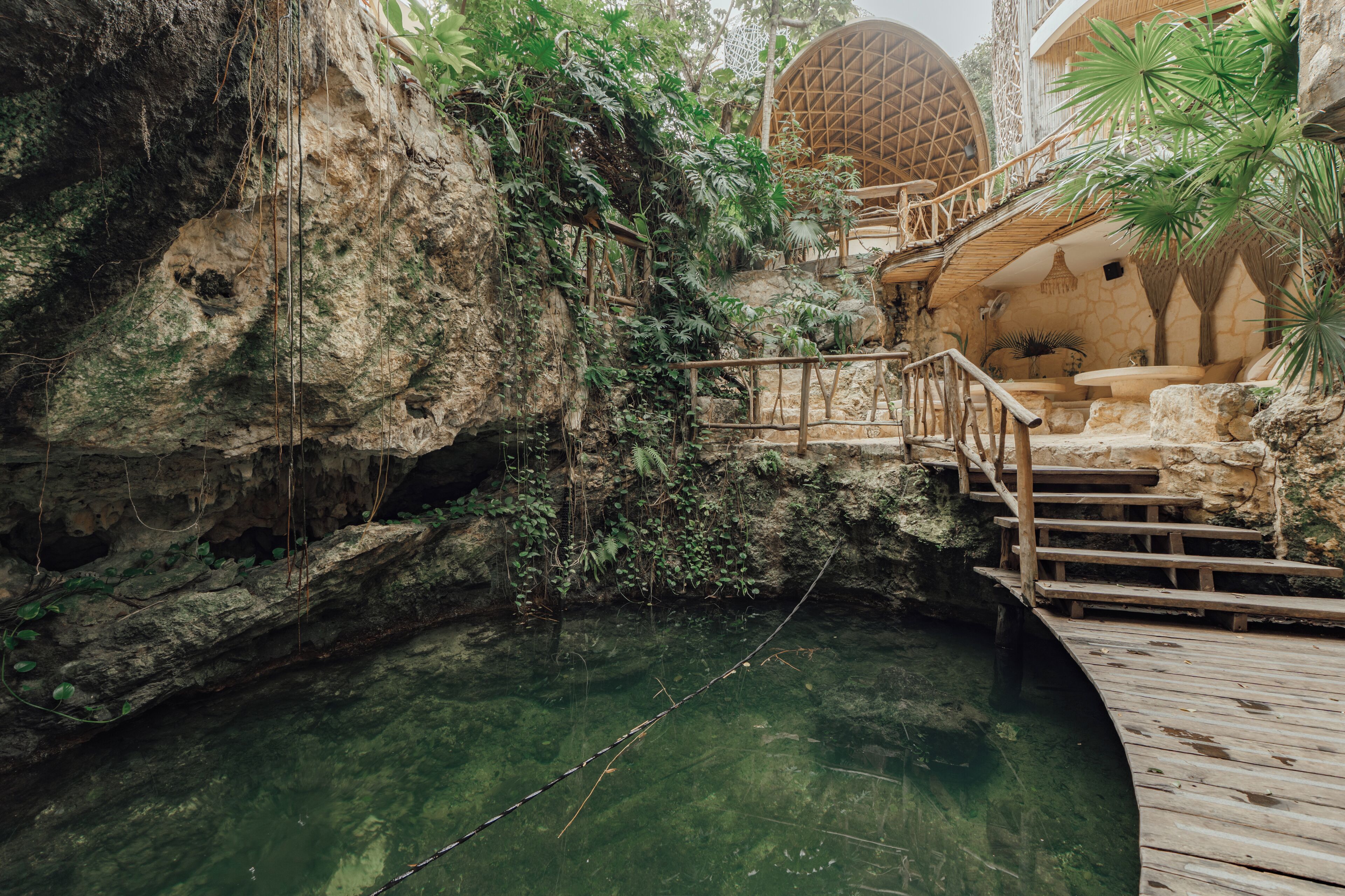 Utendørsbasseng og solsenger