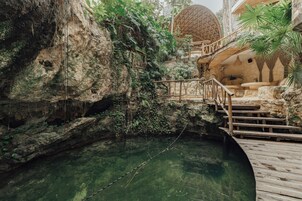 Una piscina al aire libre (de 08:00 a 23:00), tumbonas