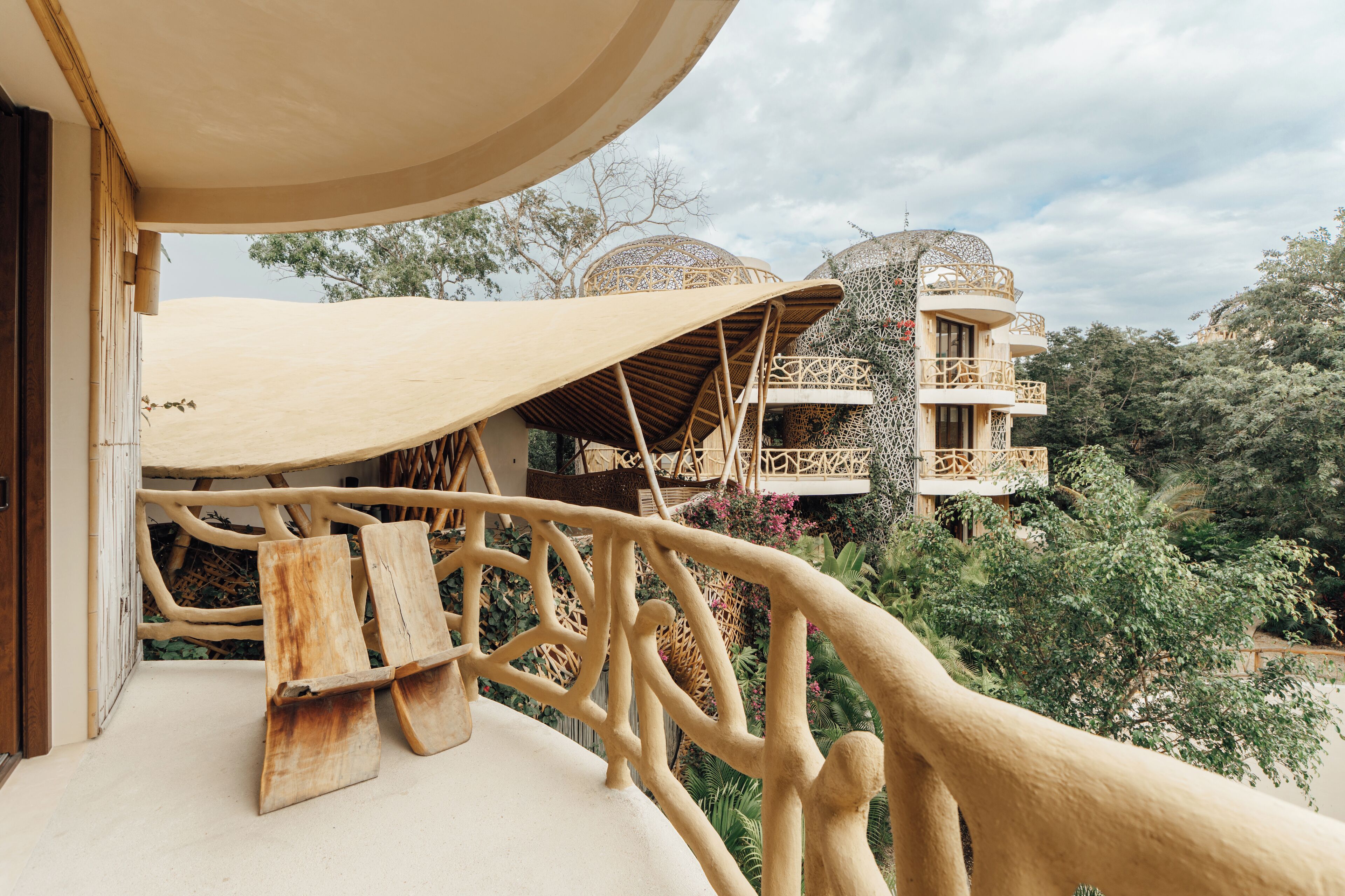 Un balcón de madera con vista a un edificio con cúpulas y balcones.