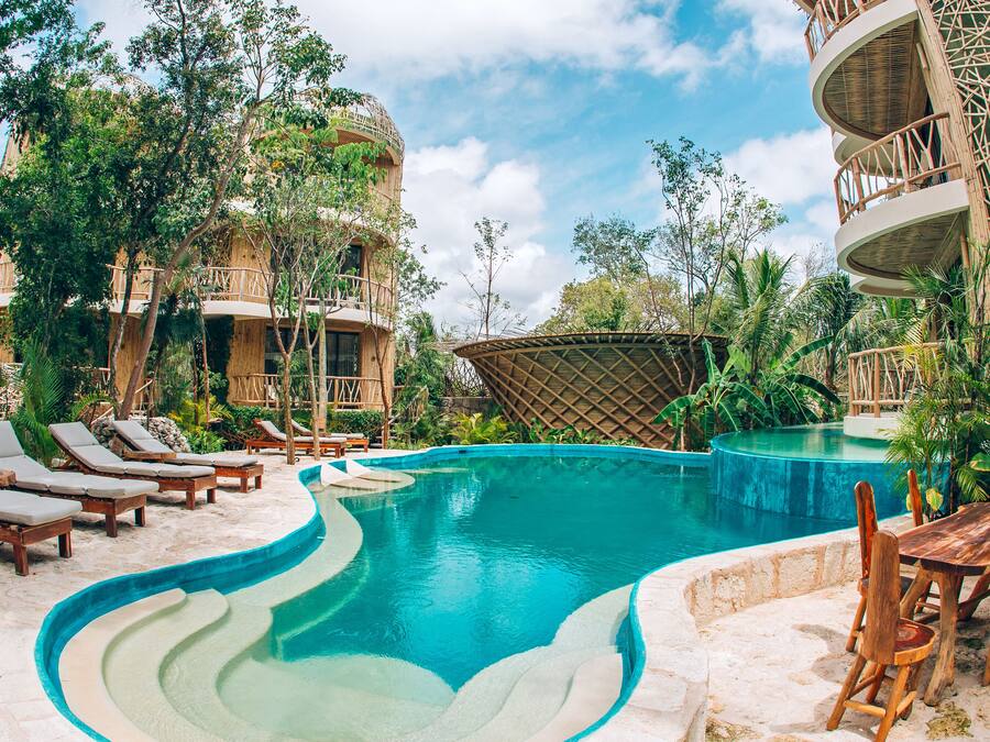 Piscina externa, funciona das 8h às 23h, guarda-sóis, espreguiçadeiras