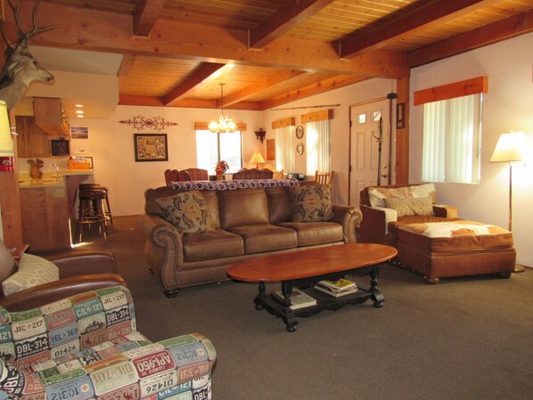 TV, fireplace, video games, DVD player - Spacious 3 bedroom 2 bath two story only 1/4 mile to ski area (Big Bear Lake)