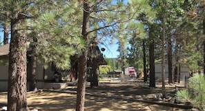Property grounds - Spacious 3 bedroom 2 bath two story only 1/4 mile to ski area (Big Bear Lake)