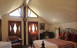 6 bedrooms, desk, iron/ironing board, free WiFi
