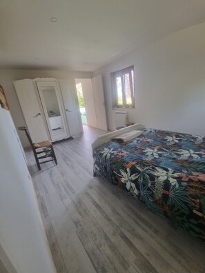 3 chambres, fer et planche à repasser