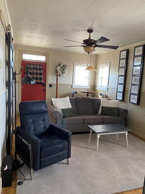 TV, fireplace - Serendipity Guest Cottage (Inman)