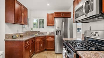 Kylskåp, mikrovågsugn, ugn och spishäll