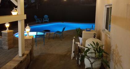 Perfect Oasis w/ Pool, jacuzzi, close to airports, beach, entertainment and more