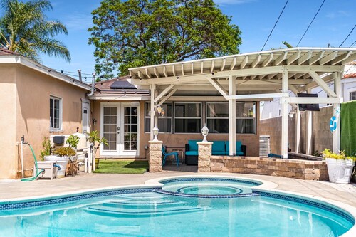 Perfect Oasis w/ Pool, jacuzzi, close to airports, beach, entertainment & more!