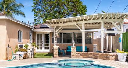 Perfect Oasis w/ Pool, jacuzzi, close to airports, beach, entertainment & more!