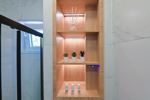 Ducha, secador de pelo, toallas