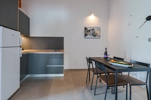Kylskåp, spishäll, vattenkokare och grytor/köksredskap