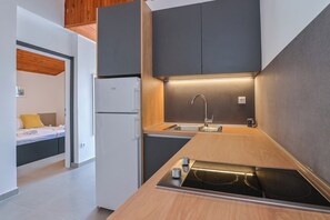 Refrigerador, placa de cocina, tetera/pava eléctrica