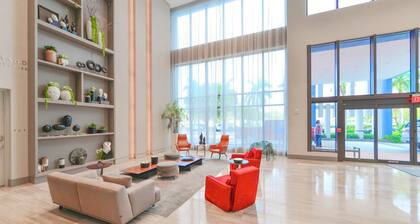 Cozy 1/1 BR Steps from Downtown Doral Park