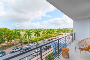 Property grounds - Prime Doral Location | Pool & Gym (Doral)