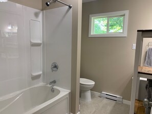 Combined shower/bathtub, towels, toilet paper - Cozy cabin just a few minutes walk from St. Malo Provincial Park & Beach! (Saint Malo)