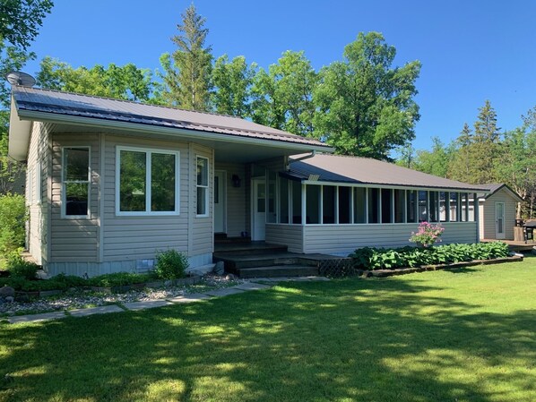 Exterior - Cozy cabin just a few minutes walk from St. Malo Provincial Park & Beach! (Saint Malo)